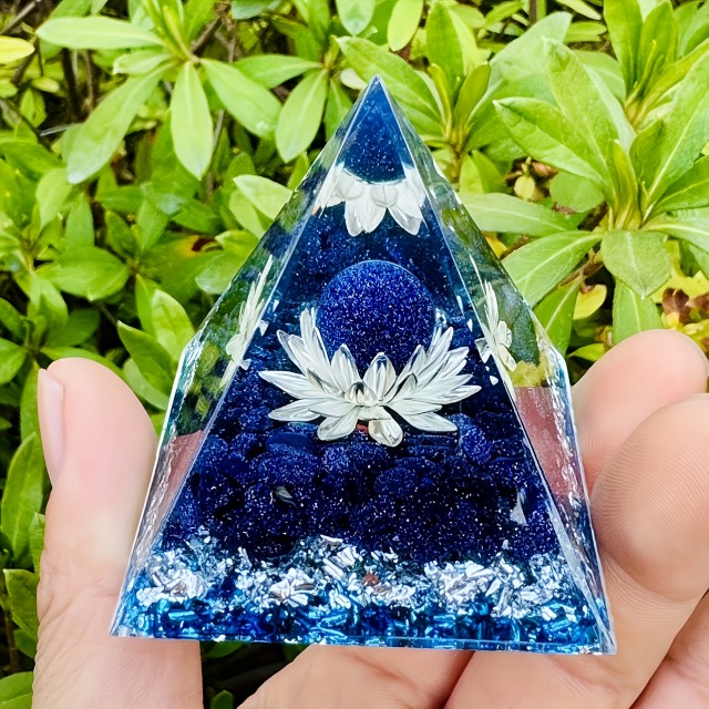 Orgonska piramida z modrim aventurinom in simbolom lotosovega cveta 5cm