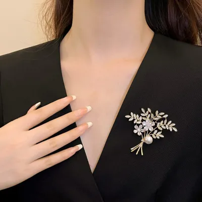 Elegantna broška s cvetličnim motivom