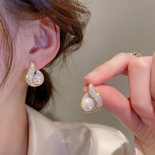 Nežni uhani z ukrivljenim dizajnom in perlico