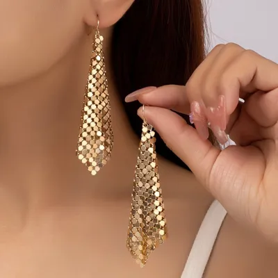 Elegantni uhani razkošen kvadratni mrežasti dizajn