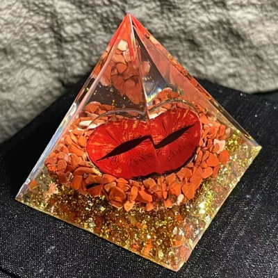 Orgonitna piramida »Hell’s Eye« – rdeče oko s kristali 5cm