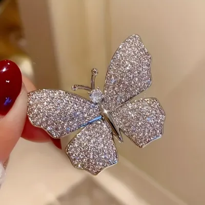 Elegantna broška z metuljem srebrne barve