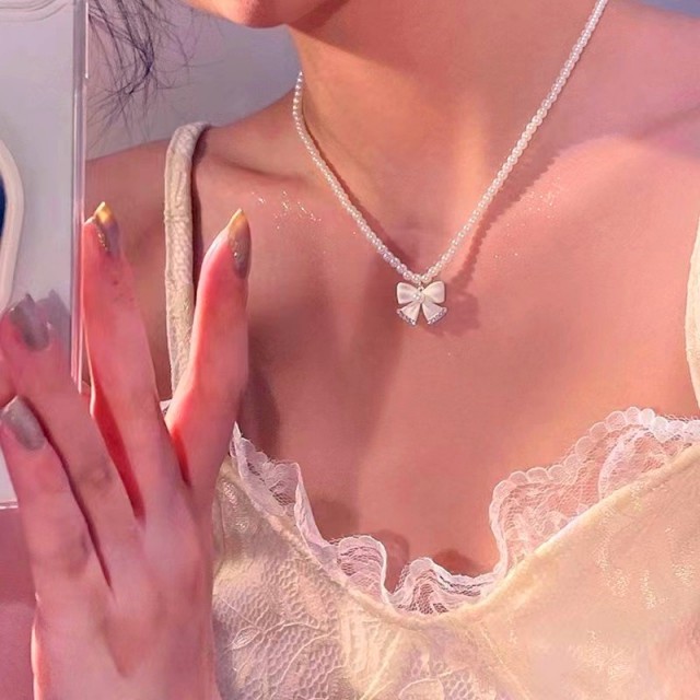 Elegantna verižica s perlicami in pentljico