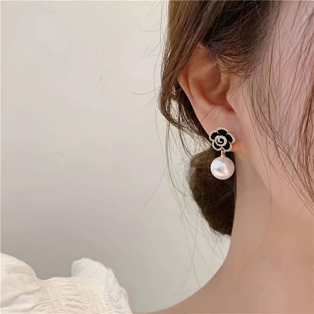 Elegantni uhani s perlico in črnimi vrtnicami