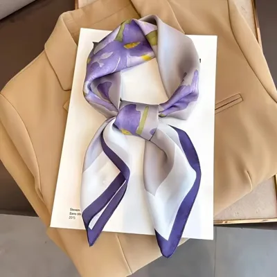 Elegantna svetlo vijolična rutka s potiskom lilij