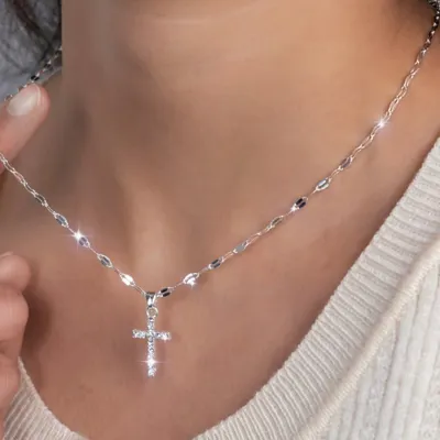 Elegantna ogrlica z obeskom križa