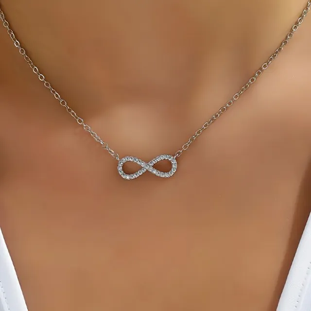 Elegantna ogrlica z znakom neskončnosti v srebrni barvi