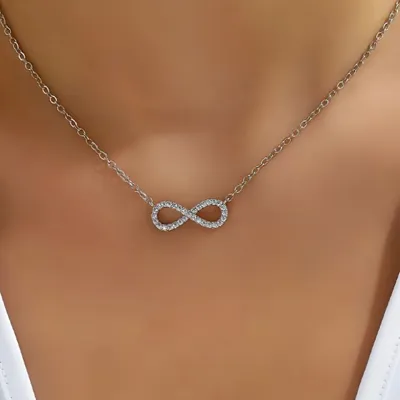 Elegantna ogrlica z znakom neskončnosti v srebrni barvi