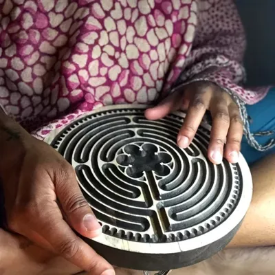Leseni meditacijski prstni labirint 