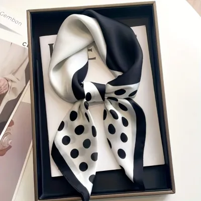 Elegantna ženska kvadratna ruta s pikicami