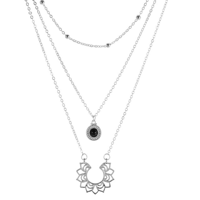 Tridelna verižica srebrne barve s črnim kamenčkom