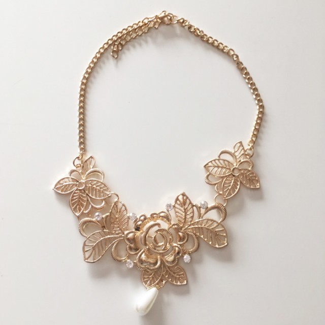 Ogrlica elegantna v zlati barvi z rožicami in bisernim obeskom