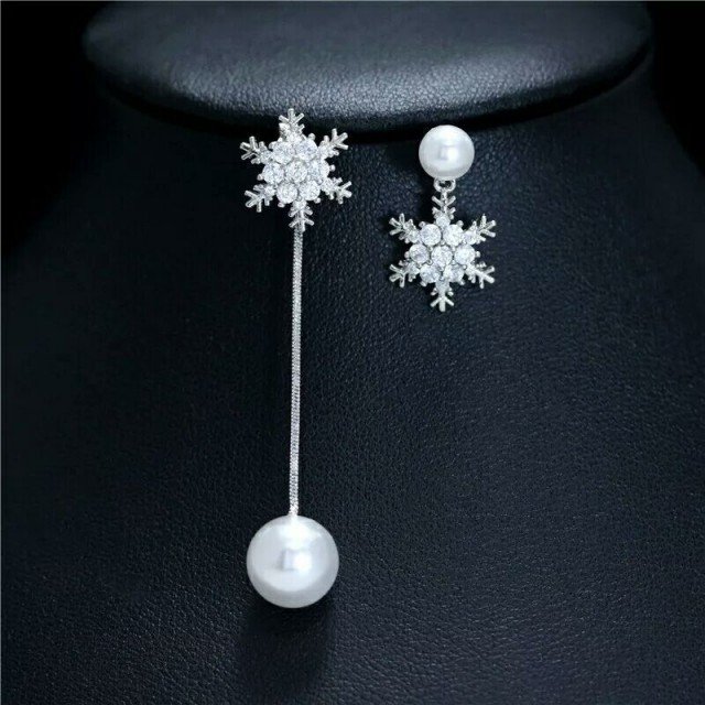 Uhani elegantni v srebrni barvi, snežinke s perlicami